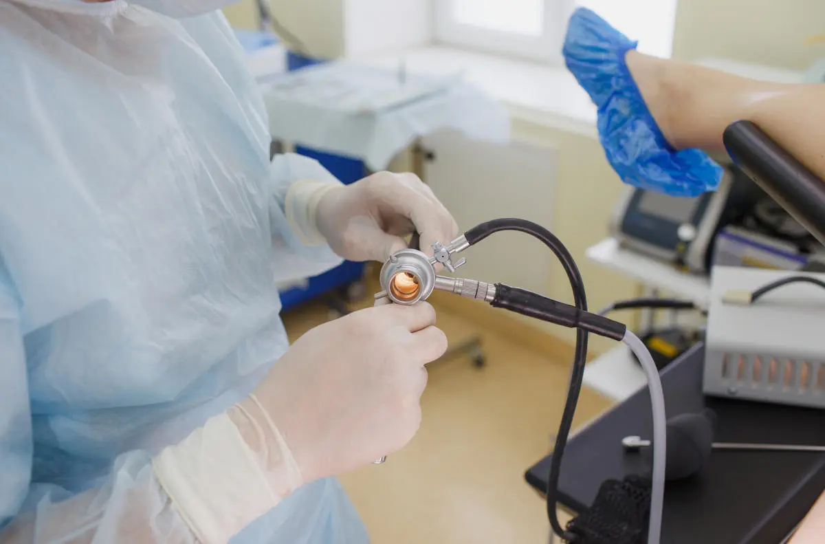 Lors d’une coloscopie, ils découvrent une mouche entièrement intacte, qui bourdonne, dans les intestins d’un patient