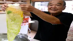 食品サンプルを作るプロセス。53年間食品サンプルを作ってきた71歳の職人。