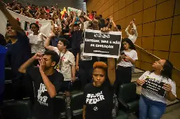 Estudantes protestam contra PEC de Tarcísio que pode cortar quase R$ 10 bilhões da educação em São Paulo; sessão da Alesp termina sem votação