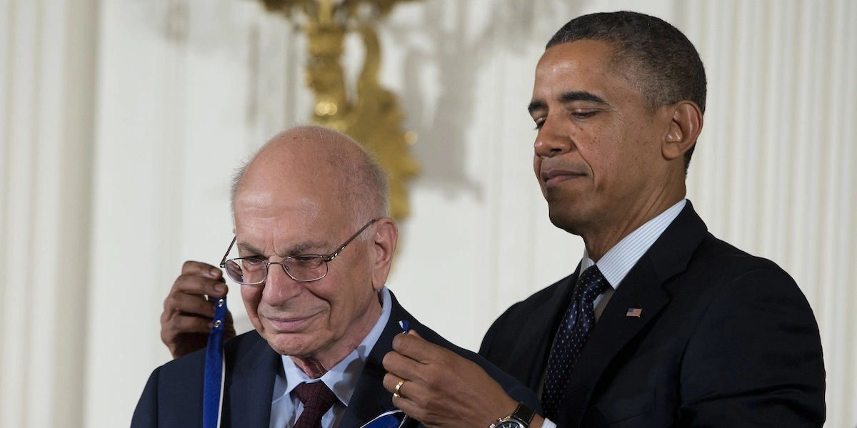 È morto a 90 anni lo psicologo Daniel Kahneman, fra i più importanti esponenti dell’economia comportamentale moderna - Il Post