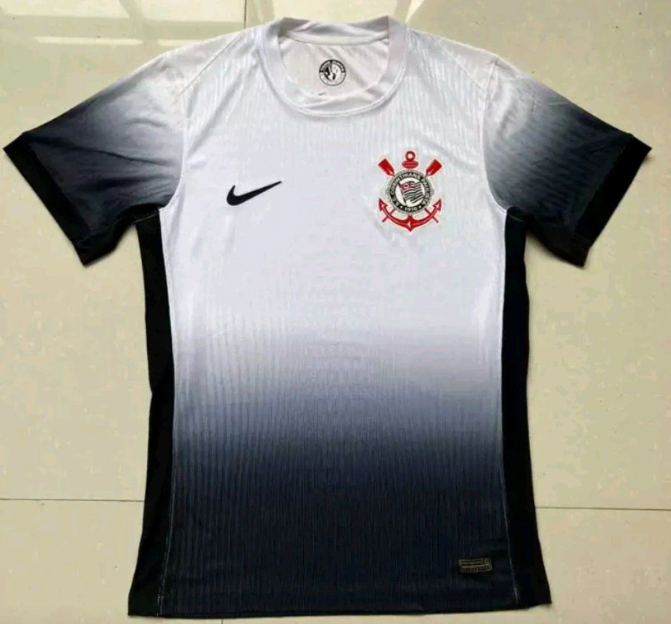 Modelo de possível nova camisa do Corinthians vaza na internet; veja fotos