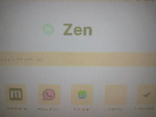 Foto tirada de um monitor de computador com o navegador zen browser aberto em sua guia inicial. O logo do navegador aparece ao lado do nome, extremamente quebrado e verde, ao invés de preto. Abaixo, erros visuais em outros ícones também. O logo do whatsapp está rosa, o do instagram está esverdeado, o do bear blog está branco, quase imperceptível e o do steam está com as cores trocadas