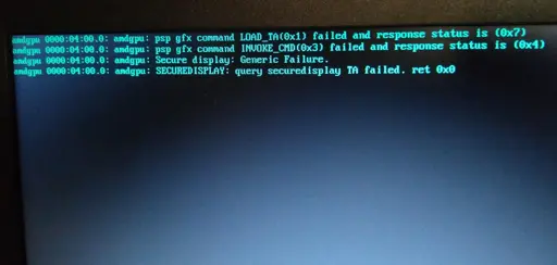 Foto colorida de um monitor preto mostrando uma tela preta com letras turquesa. Estão escritas quatro linhas de erro:

- psp gfx command LOAD_TA(0x1) failed and response status is (0x7)
- psp gfx command INVOKE_CMD(0x3) failed and response status is (0x4)
- Secure display: generic failure
- SECUREDISPLAY: query securedisplay TA failed. ret 0x0