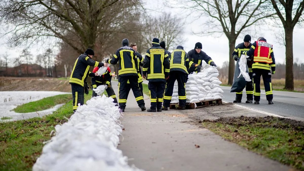 Hochwasser in Deutschland: Anwohner entwenden laut Feuerwehr Sandsäcke von Deichen