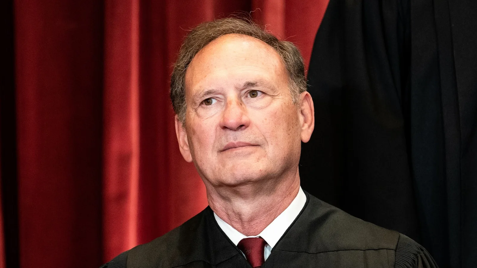 Photo of upside-down flag at Supreme Court Justice Samuel Alito's house raises concerns: Report