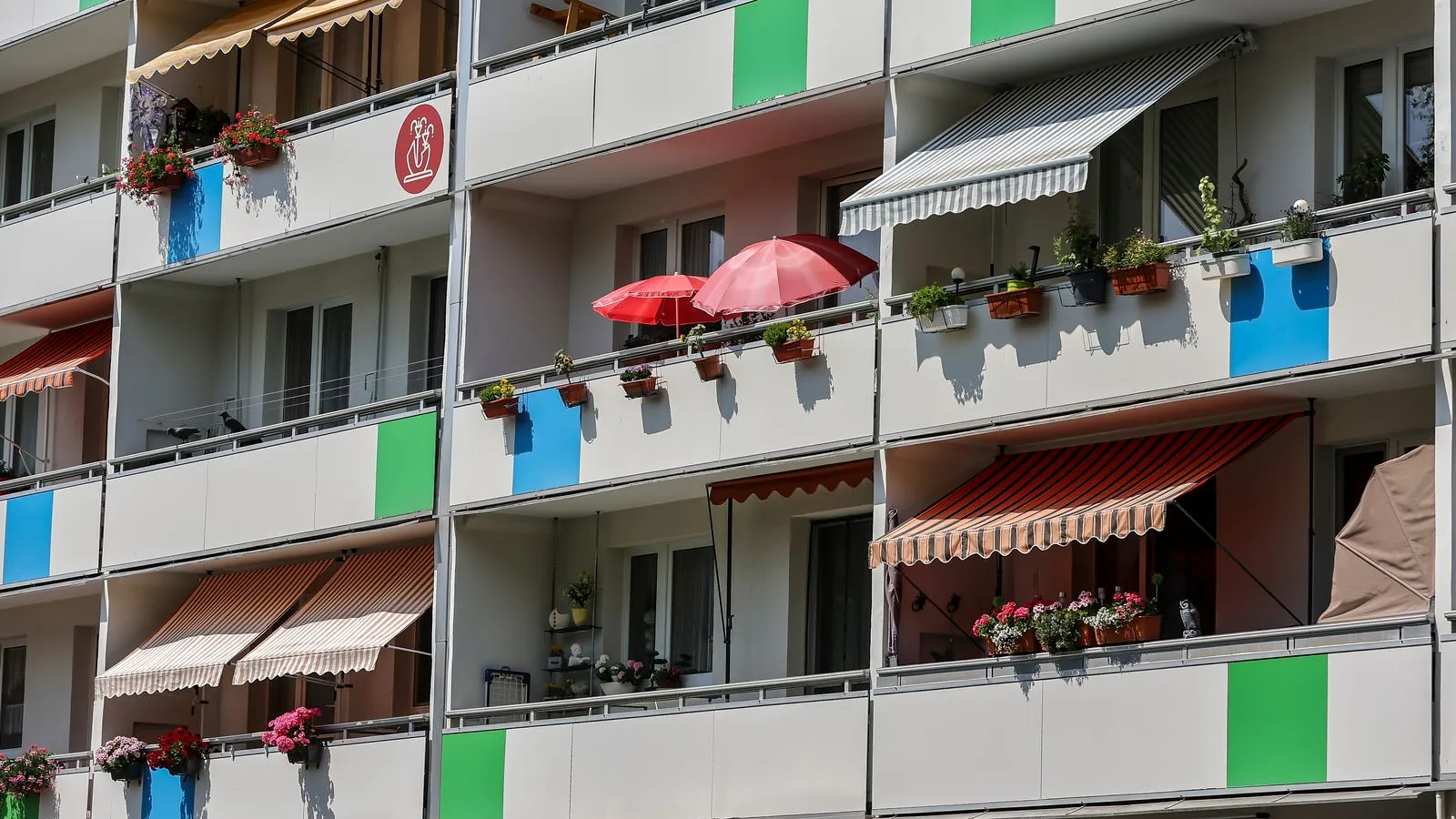 Hitze im Sommer: Fenster zu oder lieber lüften?