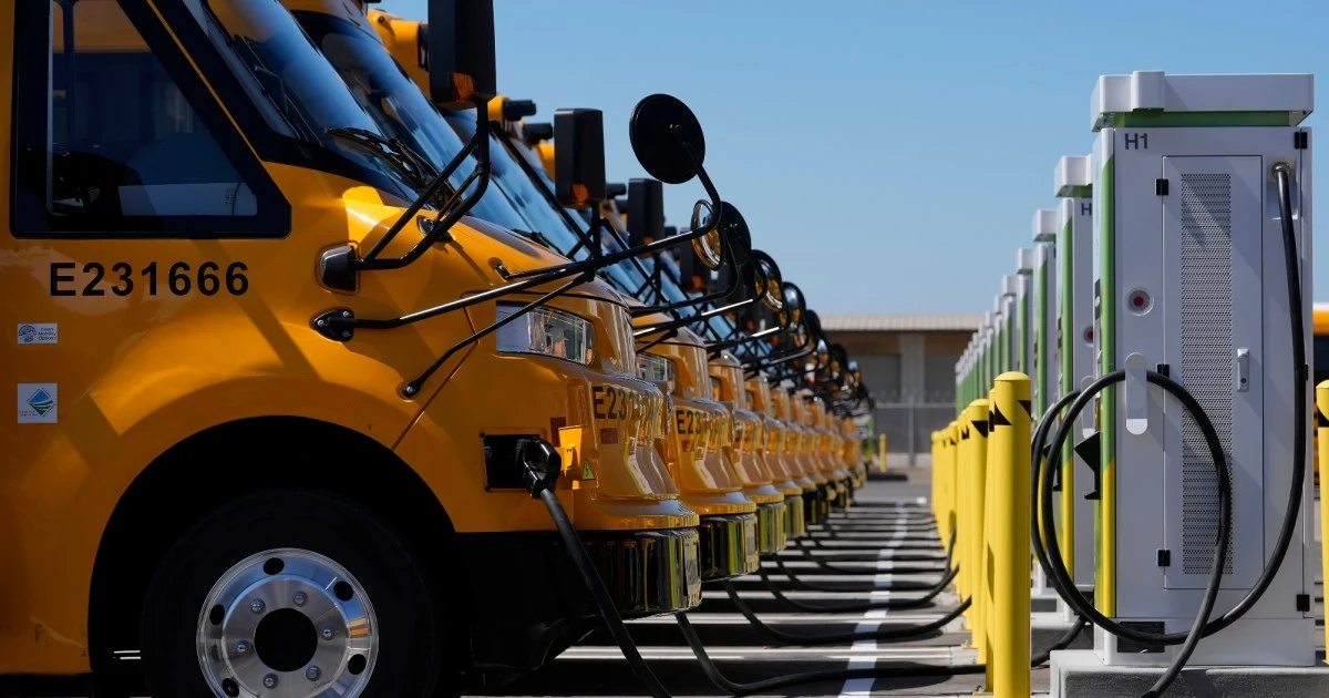 These school buses no longer belch pollution. They also give the grid a break.