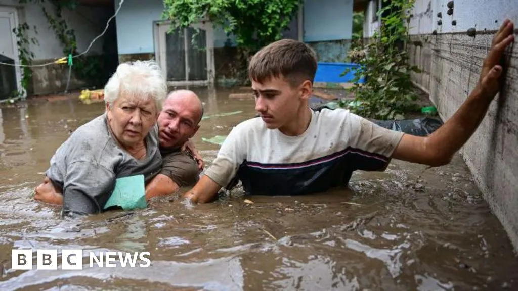 Central Europe floods: Rush to shore up flood defences as more killed