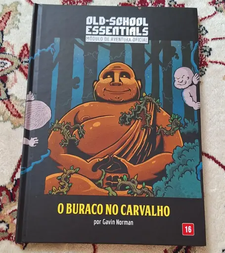 Capa do livro "O Buraco no Carvalho", por Gavin Norman. 

A capa tem o desenho estilo cartoon do que parece ser uma estatuta de um monge meditando no meio da floresta. A estátua está coberta por vinhas, e pequenas criaturas humanóides observam por entre as árvores