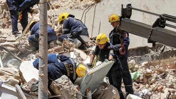 At least 2 killed, 6 missing Alexandria building collapse