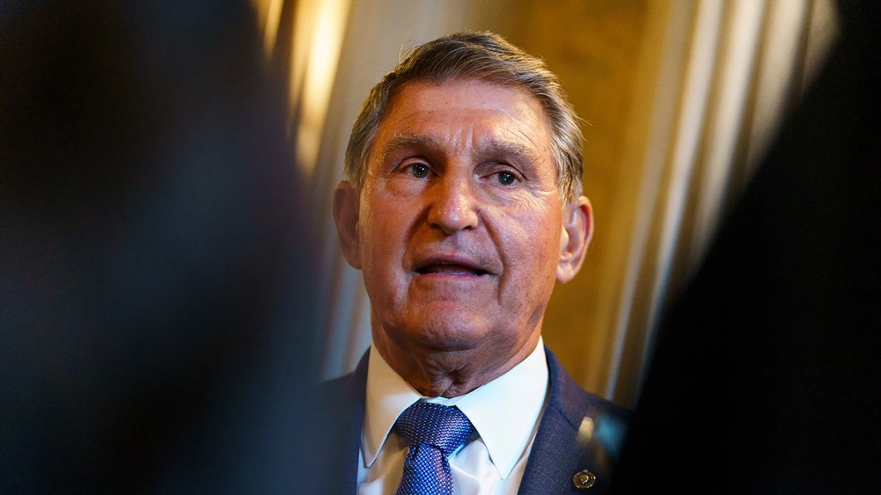 Manchin circulates proposal to reverse Schumer on dress code