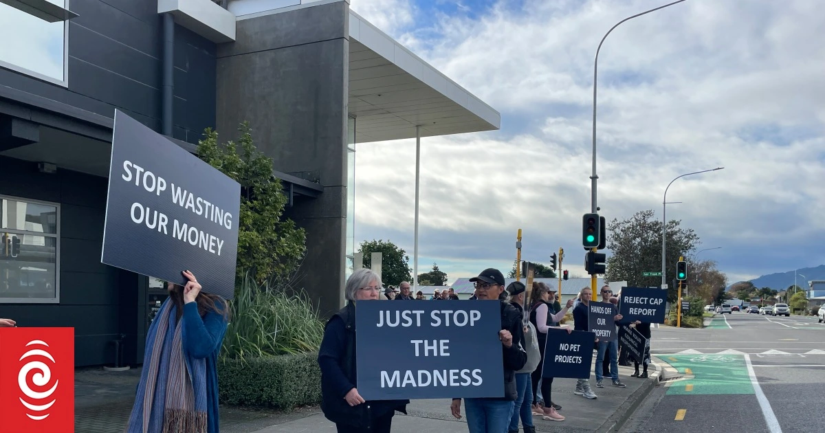 Kāpiti Coast residents demand council throw out report on sea level rise