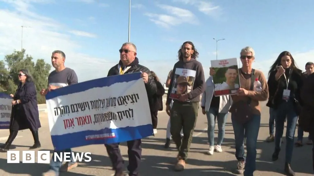 Kerem Shalom crossing: Israeli protesters hold up aid trucks to Gaza