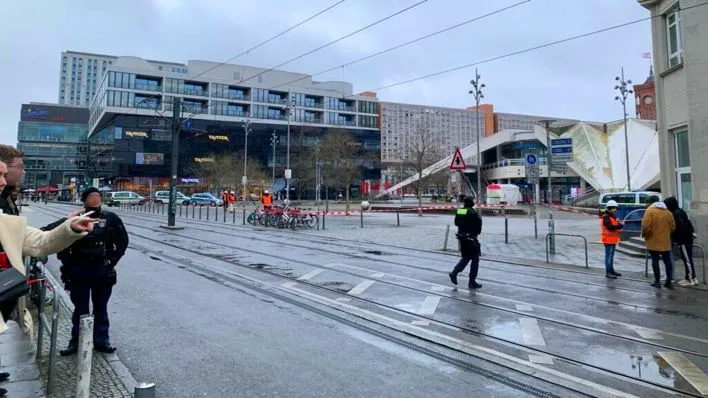 Alexanderplatz nach fliegenden Eisteilen am Fernsehturm wieder frei