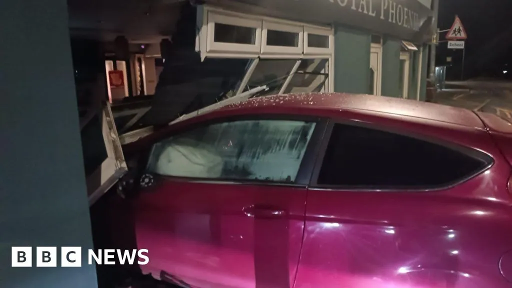 Car ploughs through Chinese restaurant window for third time - BBC News