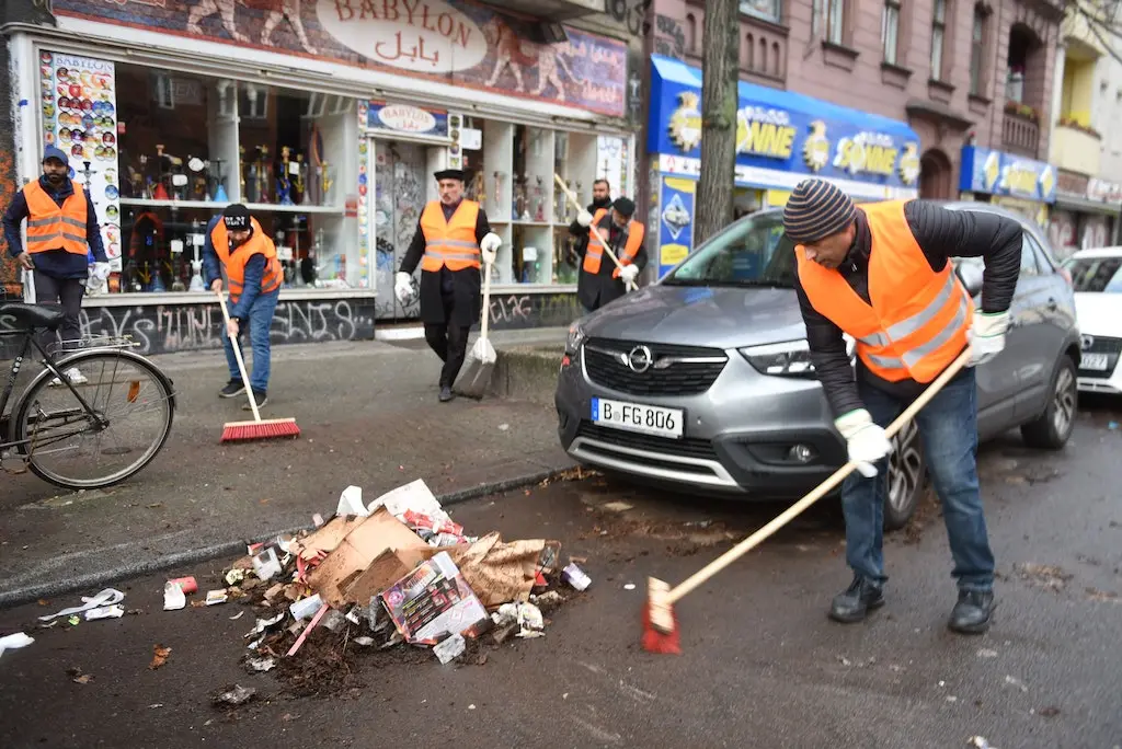 „Aus Liebe zu Deutschland“: Muslime räumen in der Berliner Sonnenallee Silvesterdreck weg