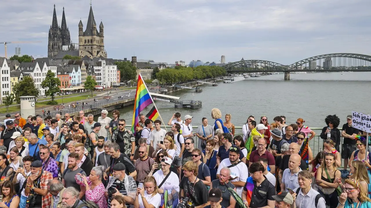 Hunderttausende Menschen bei CSD-Parade in Köln