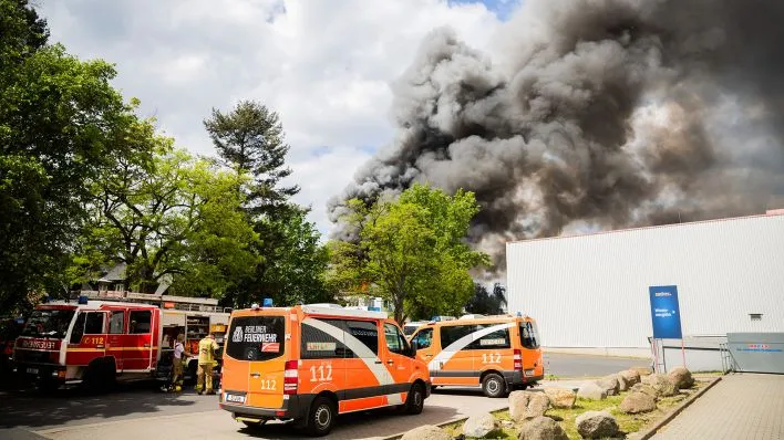 Löscharbeiten bei Großbrand in Lichterfelde ziehen sich wohl bis Samstag hin