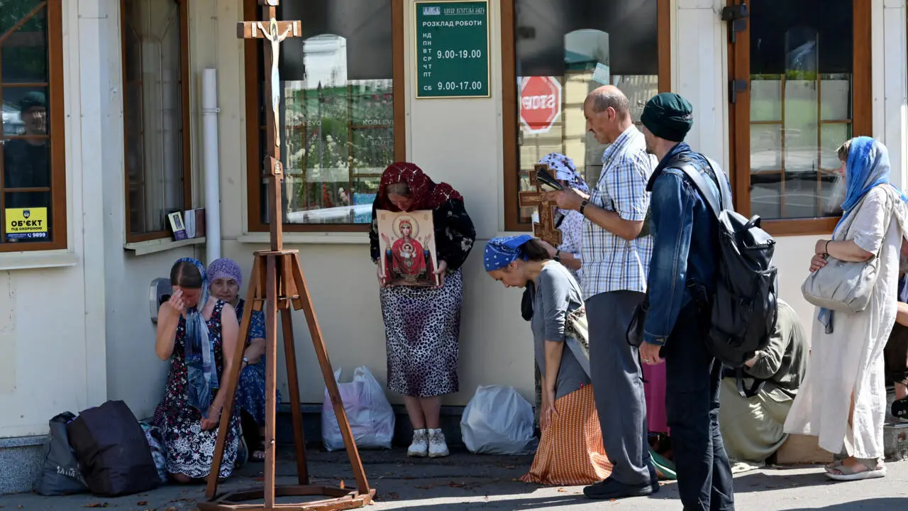 Ukraine MPs vote to ban Russia-linked Orthodox Church