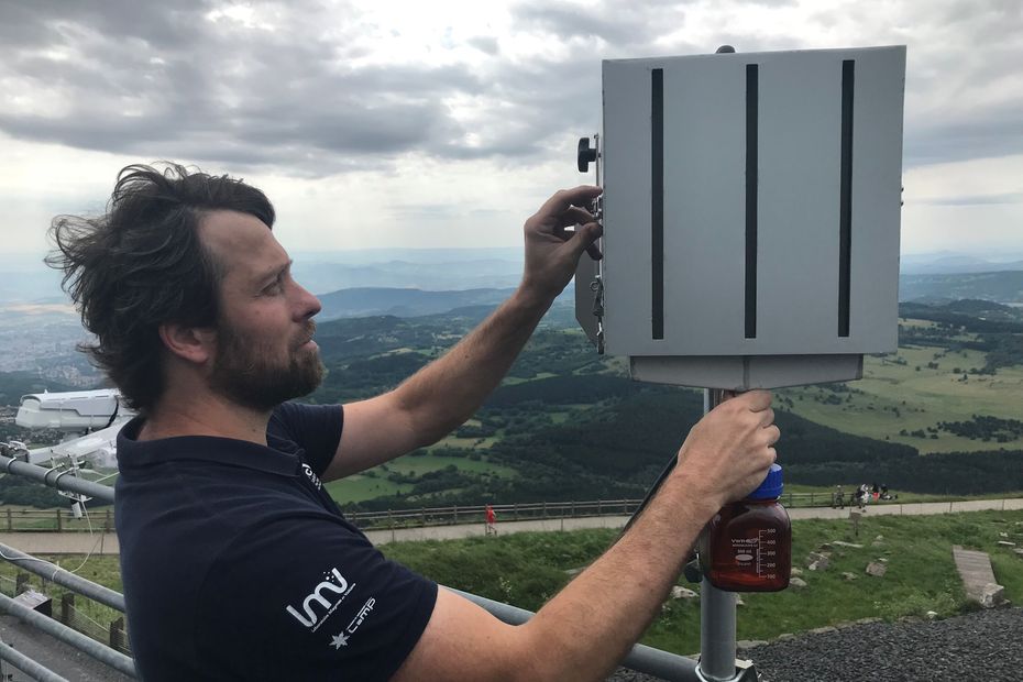 Pourquoi des scientifiques aspirent les nuages au sommet du puy de Dôme