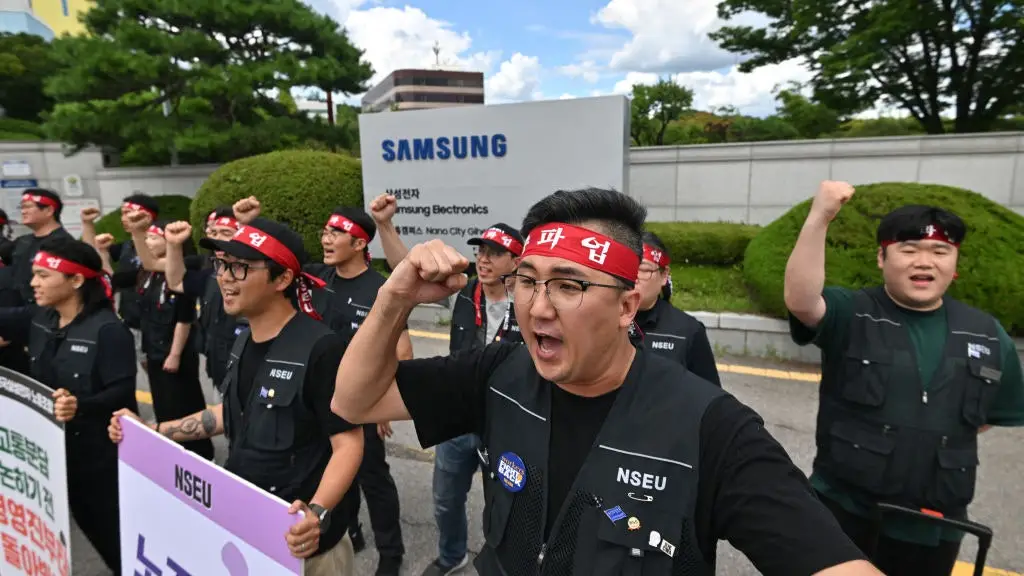 Trabajadores de Samsung declaran huelga indefinida y amenazan la producción de chips