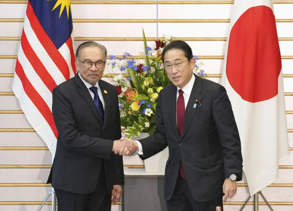 Japan, Malaysia leaders agree to boost cooperation amid China's rise