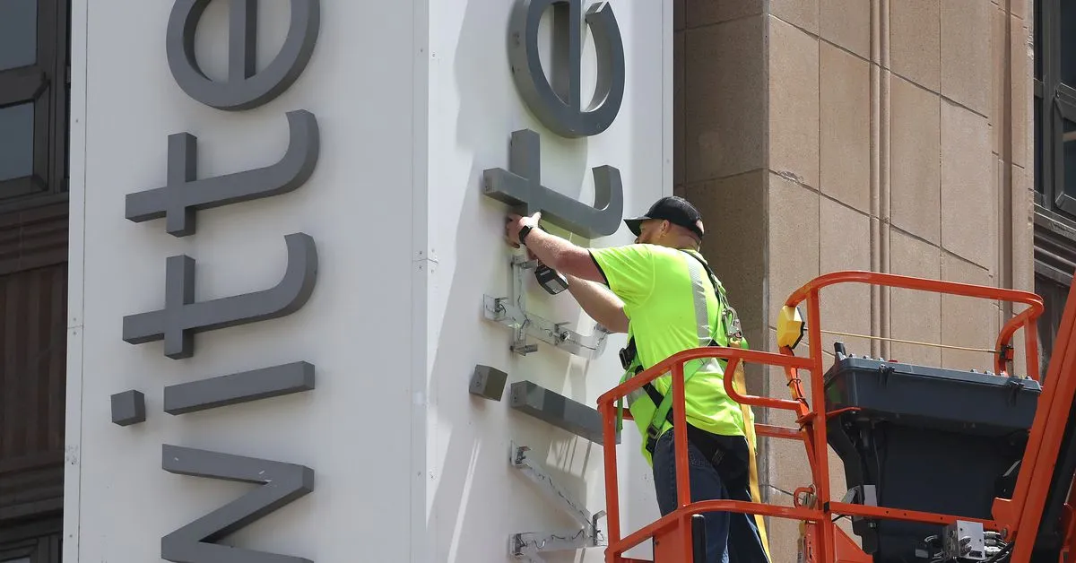 Twitter removed half its HQ sign — then the police arrived