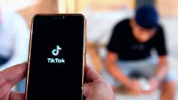 Comprar menos para viver melhor? Jovens no TikTok convidam a reduzir o consumo