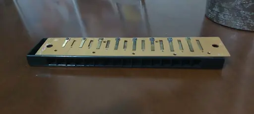 Picture of the harmonica.