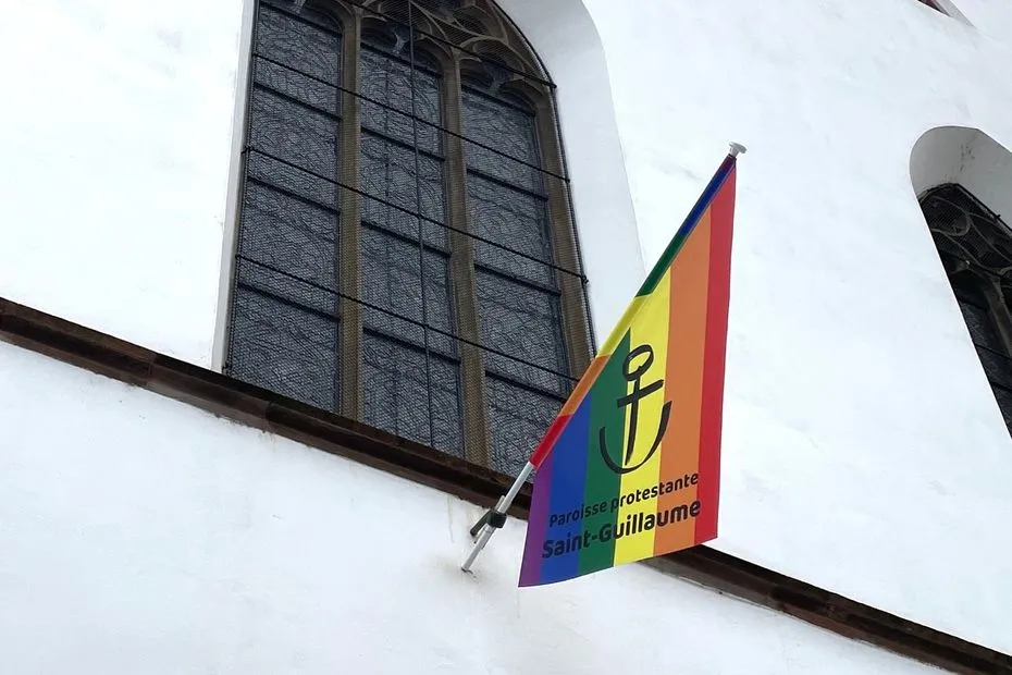 Une paroisse hisse un drapeau LGBT sur sa façade : "l'église doit pouvoir accueillir tout le monde"