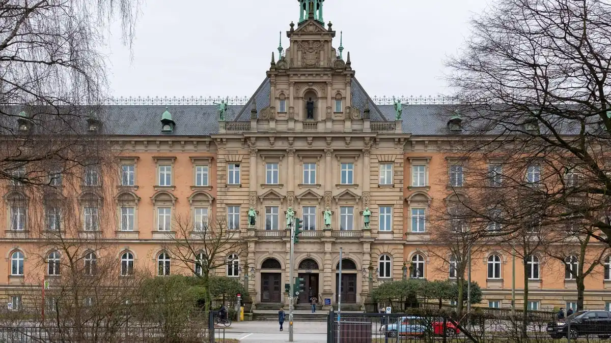 Wegen zwei Sätzen vor Gericht