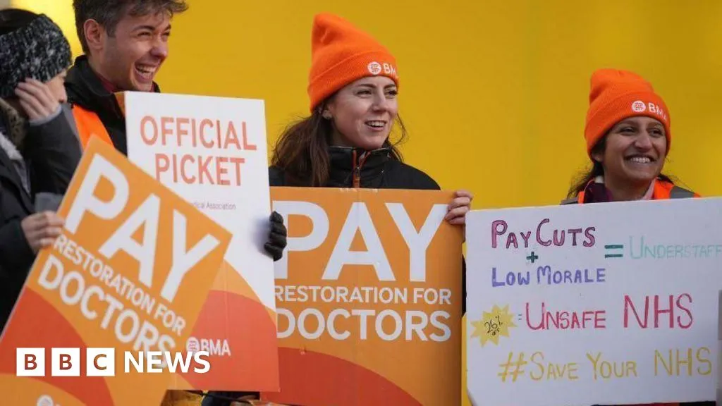 Junior doctors want more despite backing pay deal