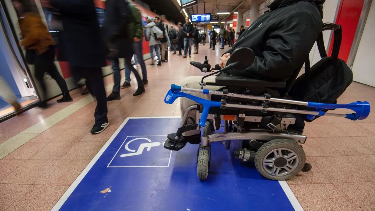 Was Reisende mit Rollstuhl oder Kinderwagen in der Bahn erleben